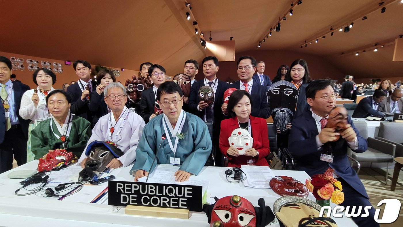 본문 이미지 - 30일(현지시각) 모로코 라바타에서 열린 제17차 유네스코 무형유산보호협약 정부간위원회에서 ‘한국의 탈춤’이 유네스코 인류무형문화유산으로 등재되자 최응천 문화재청장(가운데)이 위원국들에게 감사연설을 하고 있다. ‘한국의 탈춤’은 춤과 노래, 연극을 아우르는 종합예술로, 사회 비판과 평등의 가치를 인정받아 한국의 22번째 유네스코 인류무형문화유산으로 이름을 올리게 되었다. (문화재청 제공) 2022.11.30/뉴스1 ⓒ News1 임세영 기자