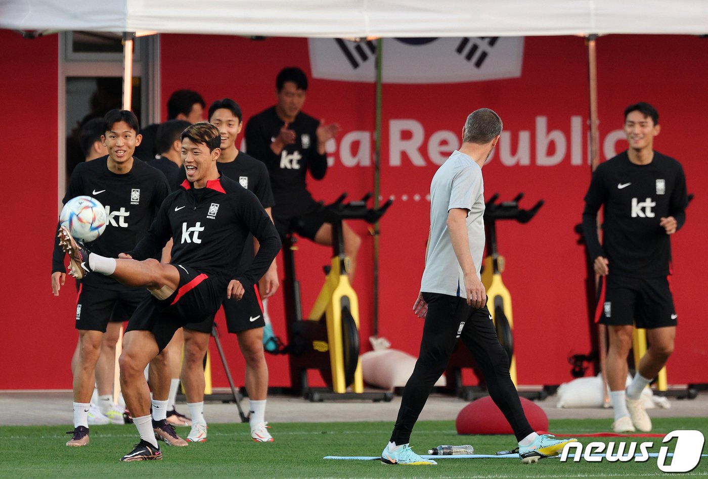 대한민국 축구대표팀 황희찬 등이 30일 오후&#40;현지시간&#41; 카타르 도하 알에글라 트레이닝센터에서 훈련을 하고 있다. 2022.11.30/뉴스1 ⓒ News1 이동해 기자