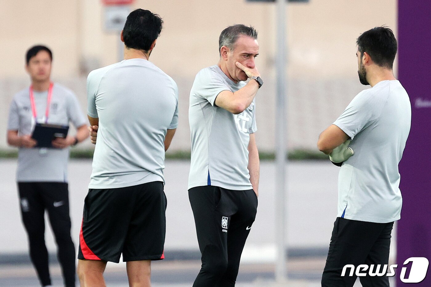 본문 이미지 - 파울루 벤투 대한민국 축구대표팀 감독이 30일 오후(현지시간) 카타르 도하 알에글라 트레이닝센터에서 코치진과 대화를 나누고 있다. 벤투 감독은 가나전 경기에서 레드카드를 받으며 다가오는 포르투갈전 벤치에 앉을 수 없다. 2022.11.30/뉴스1 ⓒ News1 이동해 기자
