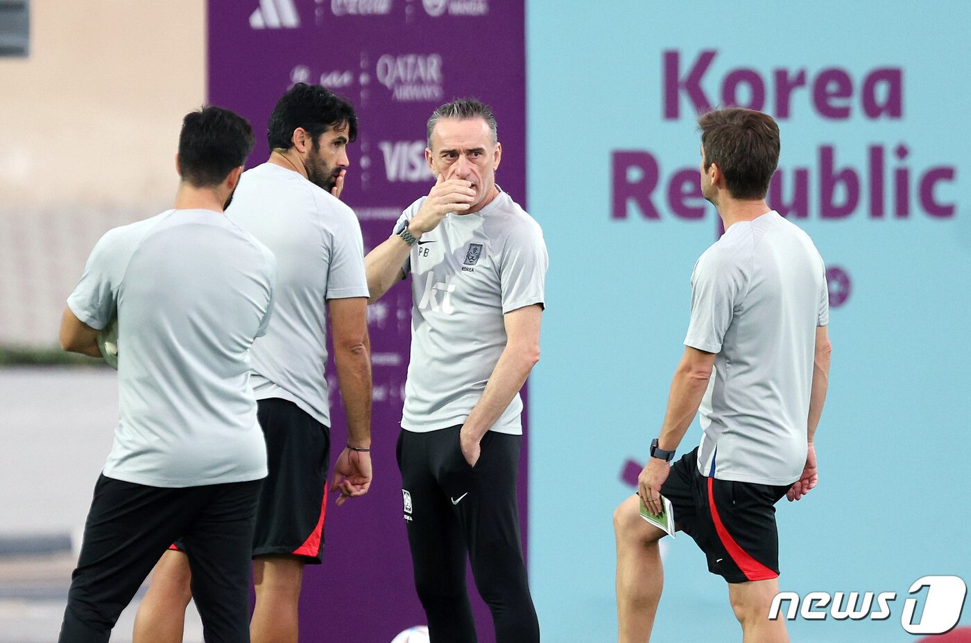 본문 이미지 - 파울루 벤투 대한민국 축구대표팀 감독이 30일 오후(현지시간) 카타르 도하 알에글라 트레이닝센터에서 코치진과 대화를 나누고 있다. 벤투 감독은 가나전 경기에서 레드카드를 받으며 다가오는 포르투갈전 벤치에 앉을 수 없다. 2022.11.30/뉴스1 ⓒ News1 이동해 기자