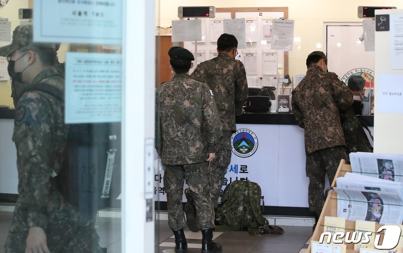 본문 이미지 - 서울역 여행장병라운지(TMO)에서 군 장병들이 승차권을 발급받고 있다. 2022.11.4/뉴스1 ⓒ News1 김민지 기자