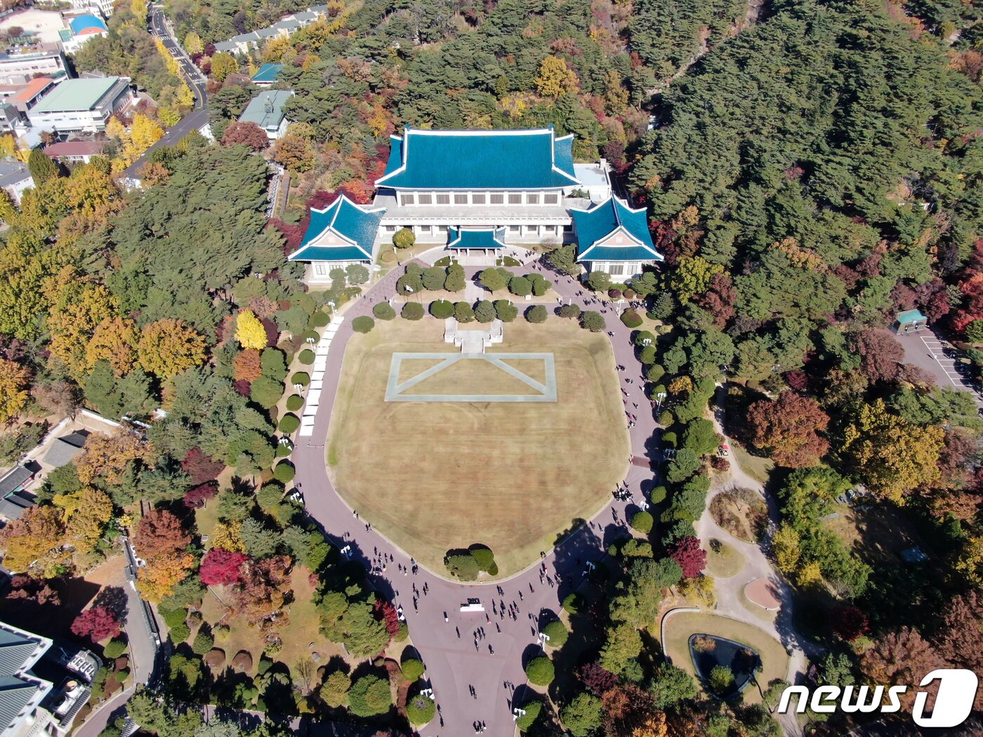 본문 이미지 - 알록달록 단풍이 물들어 가고 있는 4일 오전 서울 종로구 청와대에서 시민들이 가을의 정취를 만끽하고 있다. 2022.11.4/뉴스1 ⓒ News1 김진환 기자