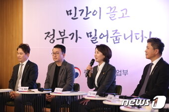 본문 이미지 - 이영 중소벤처기업부 장관(왼쪽 세 번째)이 서울 강남 팁스타운에서 최근 투자동향과 민간 모펀드 조성 등을 주제로 라운드 좌담회를 진행하고 있다. (중소벤처기업부 제공)