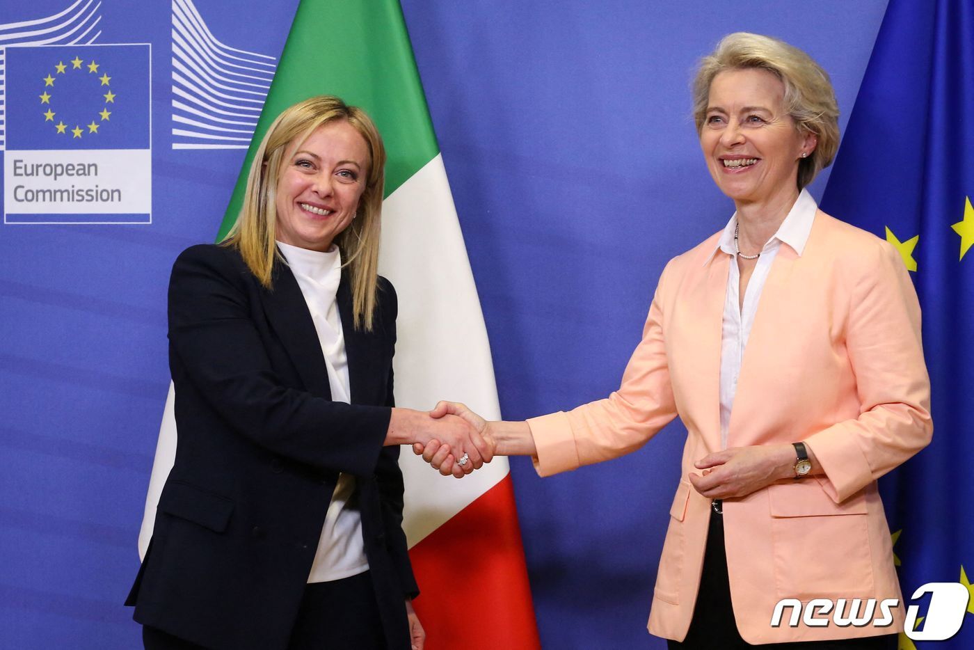 본문 이미지 - 조르자 멜로니 이탈리아 총리가 벨기에 브뤼셀의 EU 본부를 방문해 우르줄라 폰데어라이엔 EU 집행위원장의 환영을 받고 있다. ⓒ AFP=뉴스1 ⓒ News1 우동명 기자
