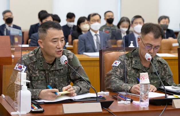 본문 이미지 - 원천희 합동참모본부 정보부장이 4일 오전 서울 여의도 국회에서 열린 제400회 국회(정기회) 제4차 국방위원회 전체회의에서 의원 질의에 답변하고 있다. 2022.11.4/뉴스1 ⓒ News1 이재명 기자