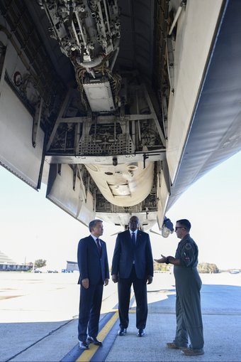 본문 이미지 - 이종섭 국방부 장관&#40;왼쪽&#41;과 로이드 오스틴 미국 국방장관이 3일&#40;현지시간&#41; 오후 미 메릴랜드주 소재 앤드루스 공군기지에서 B-1B 폭격기 등에 대한 설명을 듣고 있다.&#40;국방부 제공&#41;