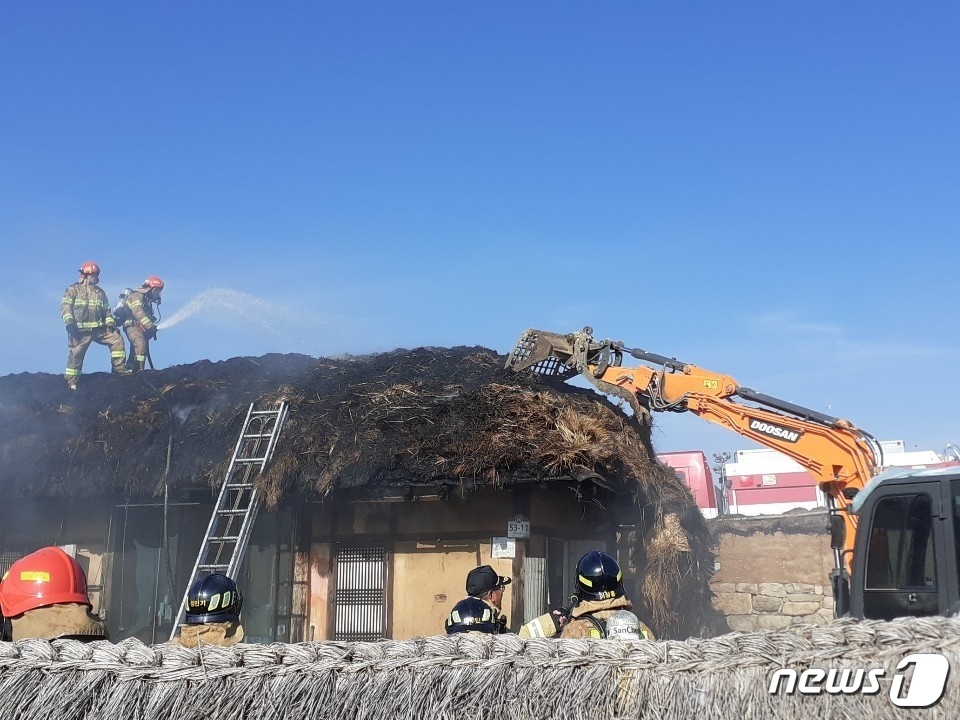 (안동=뉴스1) 이성덕 기자 = 4일 오후 1시24분쯤 경북 안동시 풍천면 하회마을 내 한 민박시설에서 원인 모를 화재가 발생, 소방당국이 소방차 19대와 대원 48명을 투입해 3 …