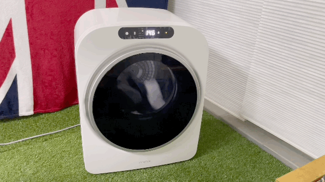 본문 이미지 - 미닉스 미니건조기 '강력 모드'를 사용해 수건, 양말 등을 건조하는 모습. ⓒ News1 이민주 기자