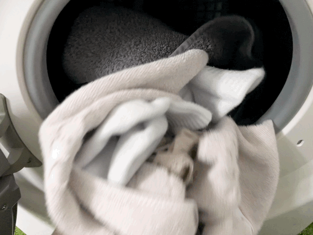 본문 이미지 - 강력 모드로 수건, 양말 등이 완전히 건조돼 나오는 모습. ⓒ News1 이민주 기자