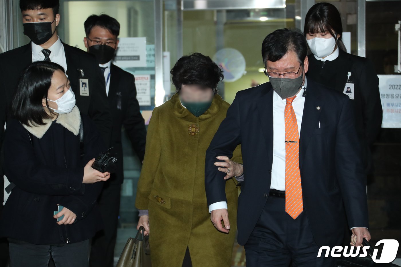 본문 이미지 - 통장잔고증명서 위조 등 혐의를 받고 있는 윤석열 대통령의 장모 최은순씨(76)가 지난해 11월4일 경기도 의정부지법에서 열린 항소심 첫 재판을 마친 뒤 이동하고 있다.2022.11.4./뉴스1 ⓒ News1 권현진 기자