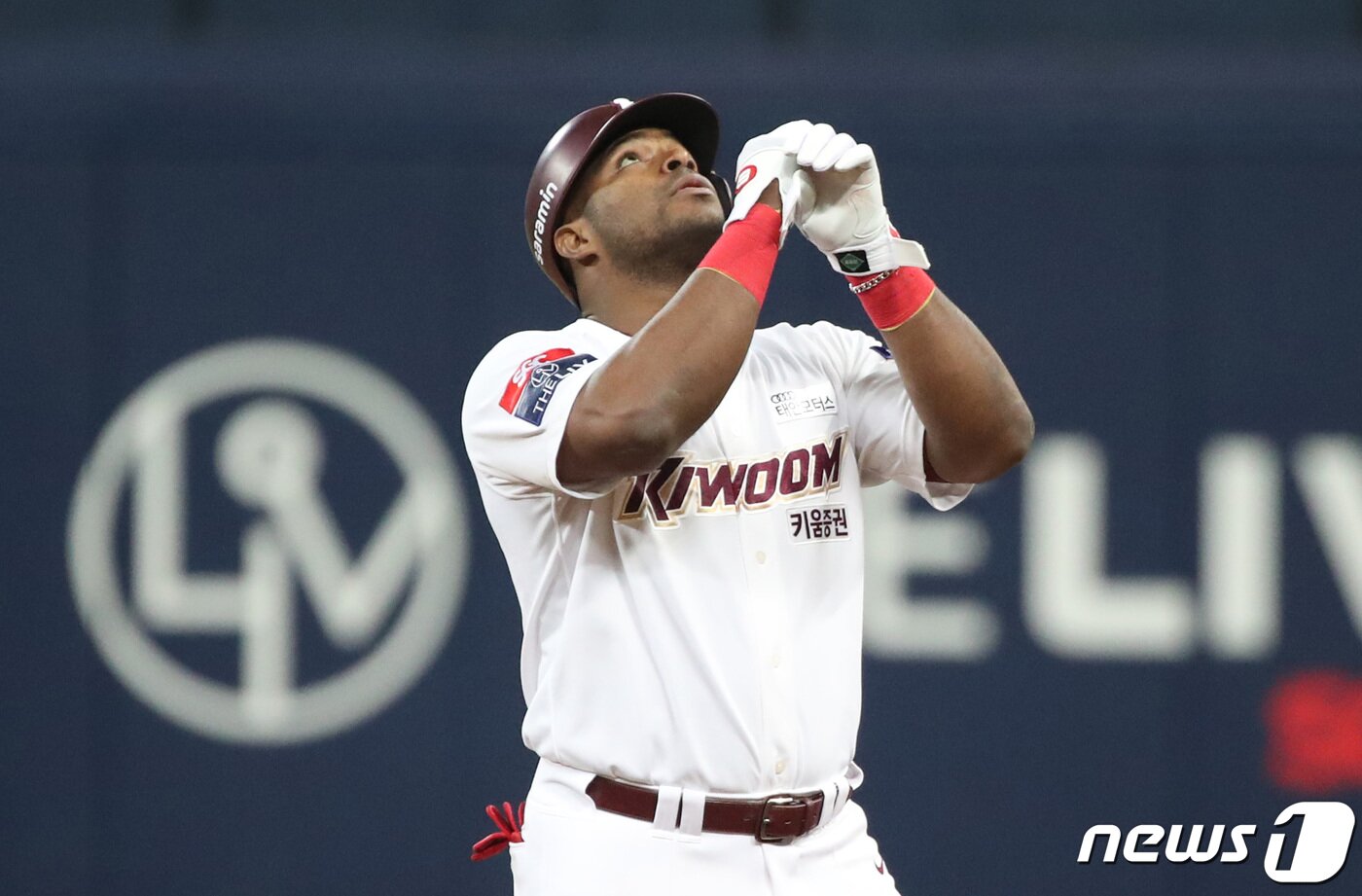 4일 오후 서울 구로구 고척스카이돔에서 열린 프로야구 &#39;2022 신한은행 SOL KBO 포스트시즌&#39; 한국시리즈 3차전 SSG 랜더스와 키움 히어로즈의 경기, 키움 푸이그가 6회말 2사 2루타를 친 뒤 세리머니를 하고 있다. 2022.11.4/뉴스1 ⓒ News1 김민지 기자