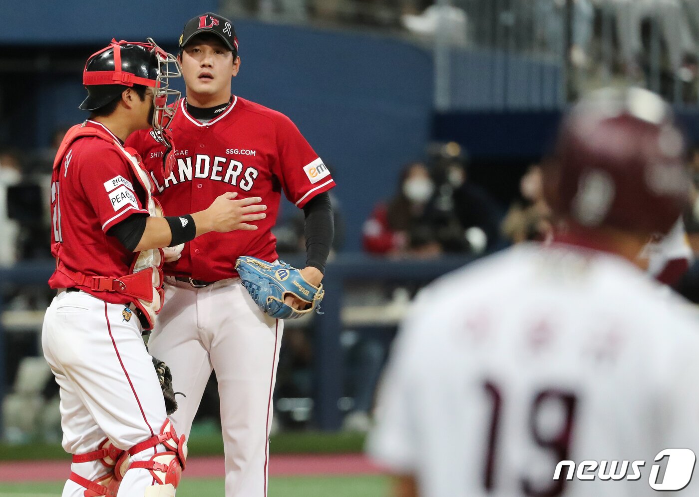 본문 이미지 - 4일 오후 서울 구로구 고척스카이돔에서 열린 프로야구 '2022 신한은행 SOL KBO 포스트시즌' 한국시리즈 3차전 SSG 랜더스와 키움 히어로즈의 경기, SSG 마무리 서진용이 9회말 키움 이용규에게 볼넷을 허용 후 마운드에 올라온 포수 김민식과 대화를 나누고 있다. 2022.11.4/뉴스1 ⓒ News1 김진환 기자