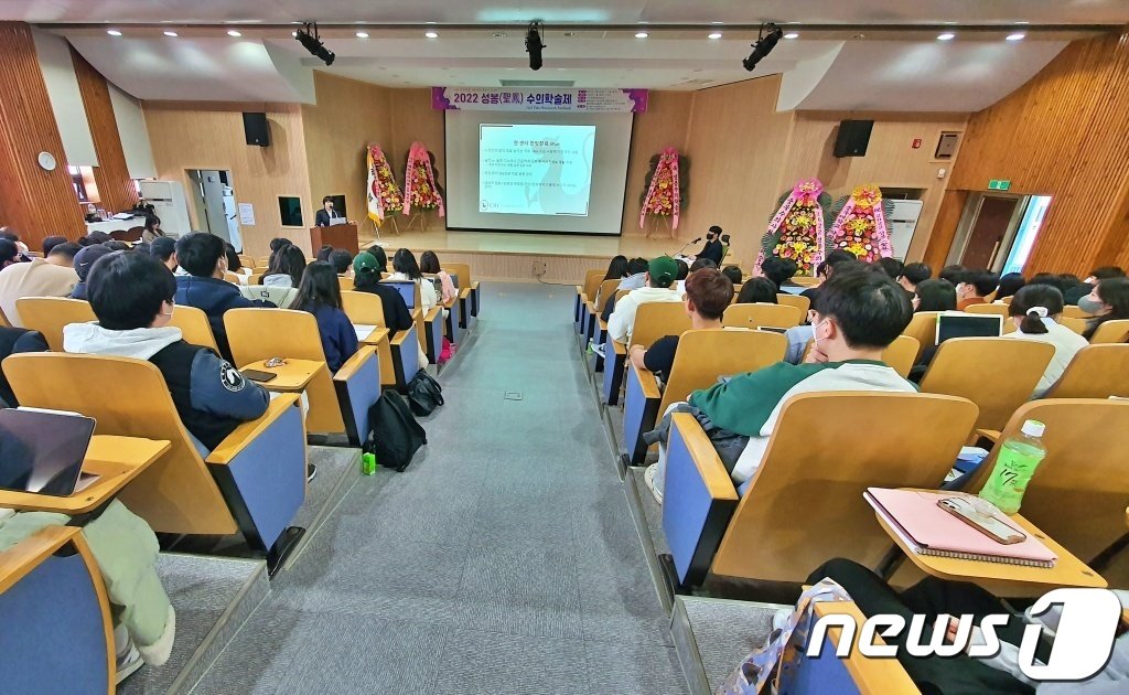 신사경 수의사가 4일 충북대에서 열린 &#39;2022 성봉 수의학술제&#39;에서 강의를 하고 있다. ⓒ 뉴스1 최서윤 기자