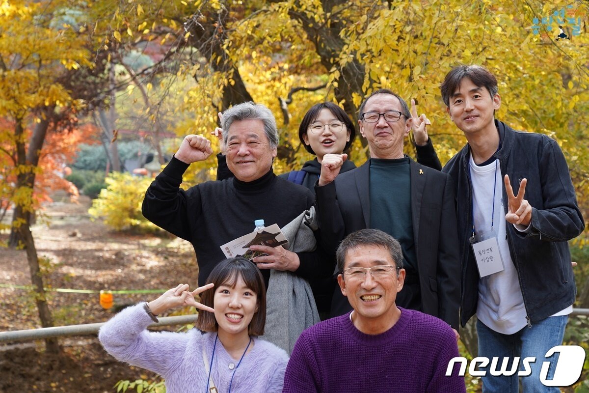 본문 이미지 - 사진2. 뒷줄 왼쪽에서 첫번째 한통련 고문 이철, 세번째 최성일 부사무장, 앞줄 오른쪽 김창오 사무장. 재일동포는 언제나 조국으로부터 가장 나중에 인식되는 존재였다. 이들이 가장 먼저 인식되는 나라는 언제 오는 걸까? 강화도 전등사에서. 사진 출처_ 조선학교와 함께하는 사람들 몽당연필