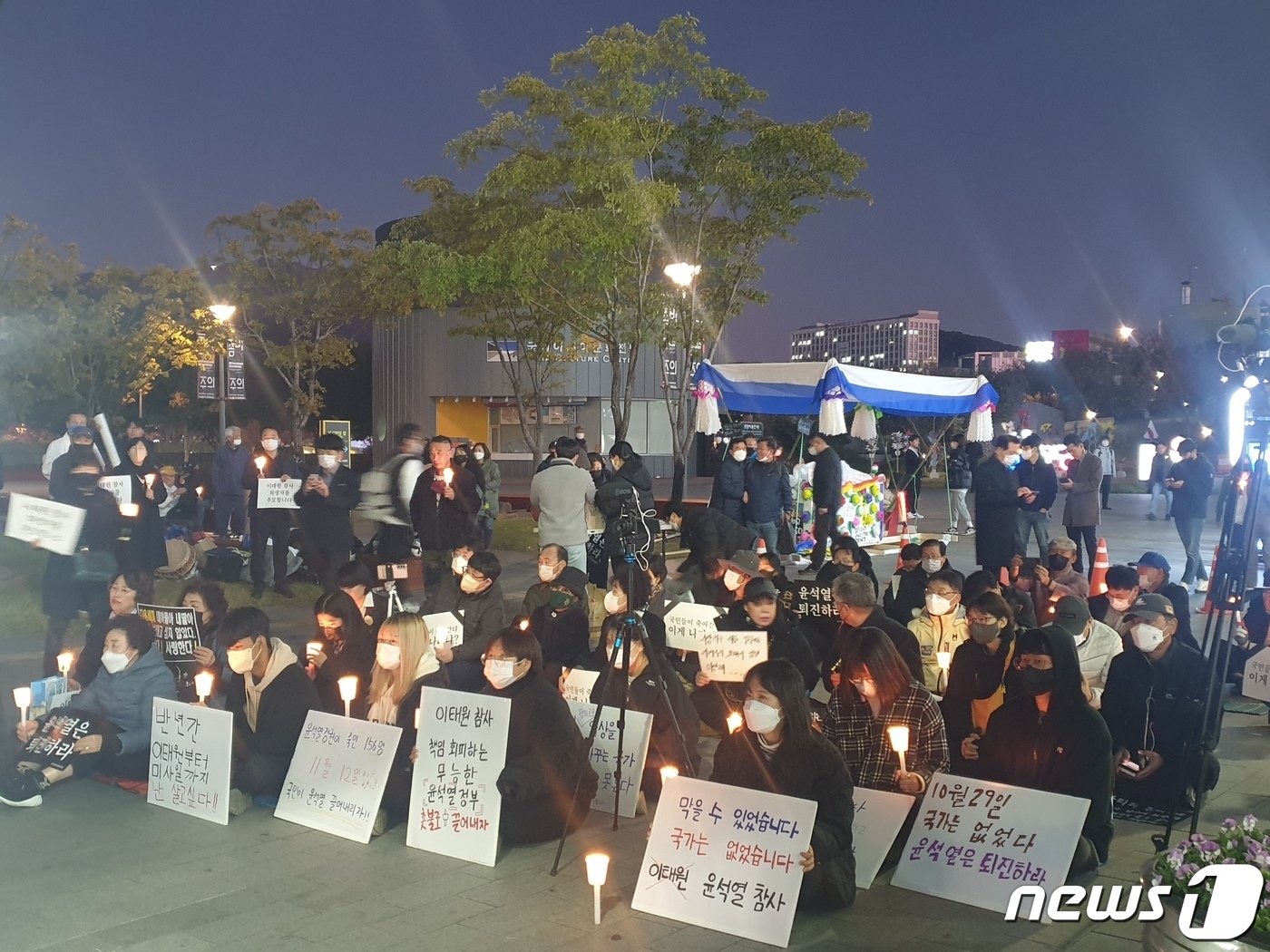 광주시민 100여명이 5일 오후 6시쯤 광주 동구 5·18민주광장에서 이태원 참사 희생를 애도하는 촛불 추모식을 열고, 윤석열 정부를 규탄하고 있다. 2022.11.5/뉴스1 ⓒ News1 전원 기자