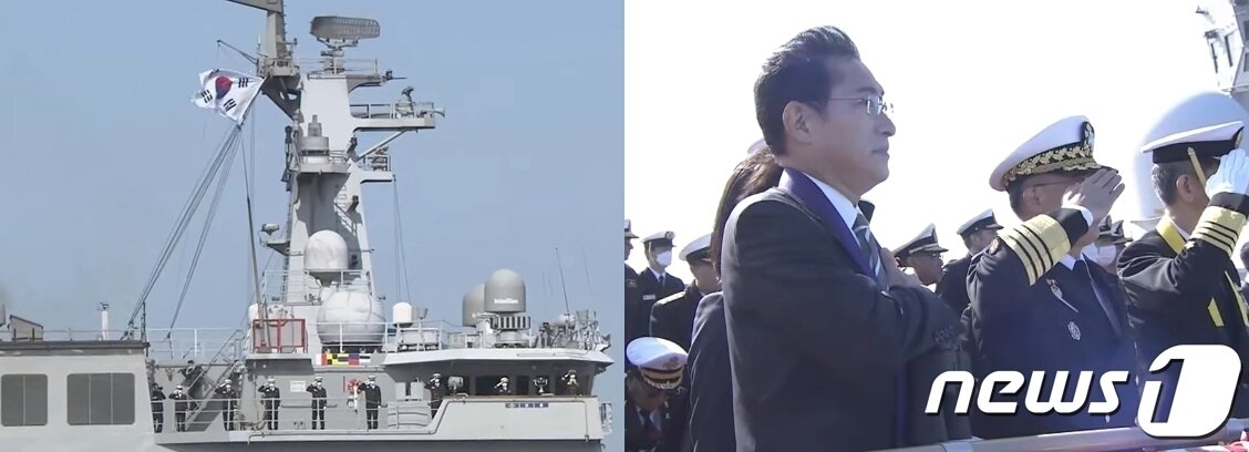 본문 이미지 - 6일 오전 일본 가나가와현 남부 사가미만 일대에서 열린 일본 해상자위대 창설 제70주년 기념 관함식 해상사열 중 우리 해군 군수지원함 '소양함' 승조원들이 기시다 후미오 일본 총리가 탑승한 '이즈모'함을 향해 대함 경례를 하자(사진 왼쪽), 기시다 총리가  오른손을 왼쪽 가슴 위에 올리며 답례하고 있다. (일본 해상자위대 유튜브 캡처)