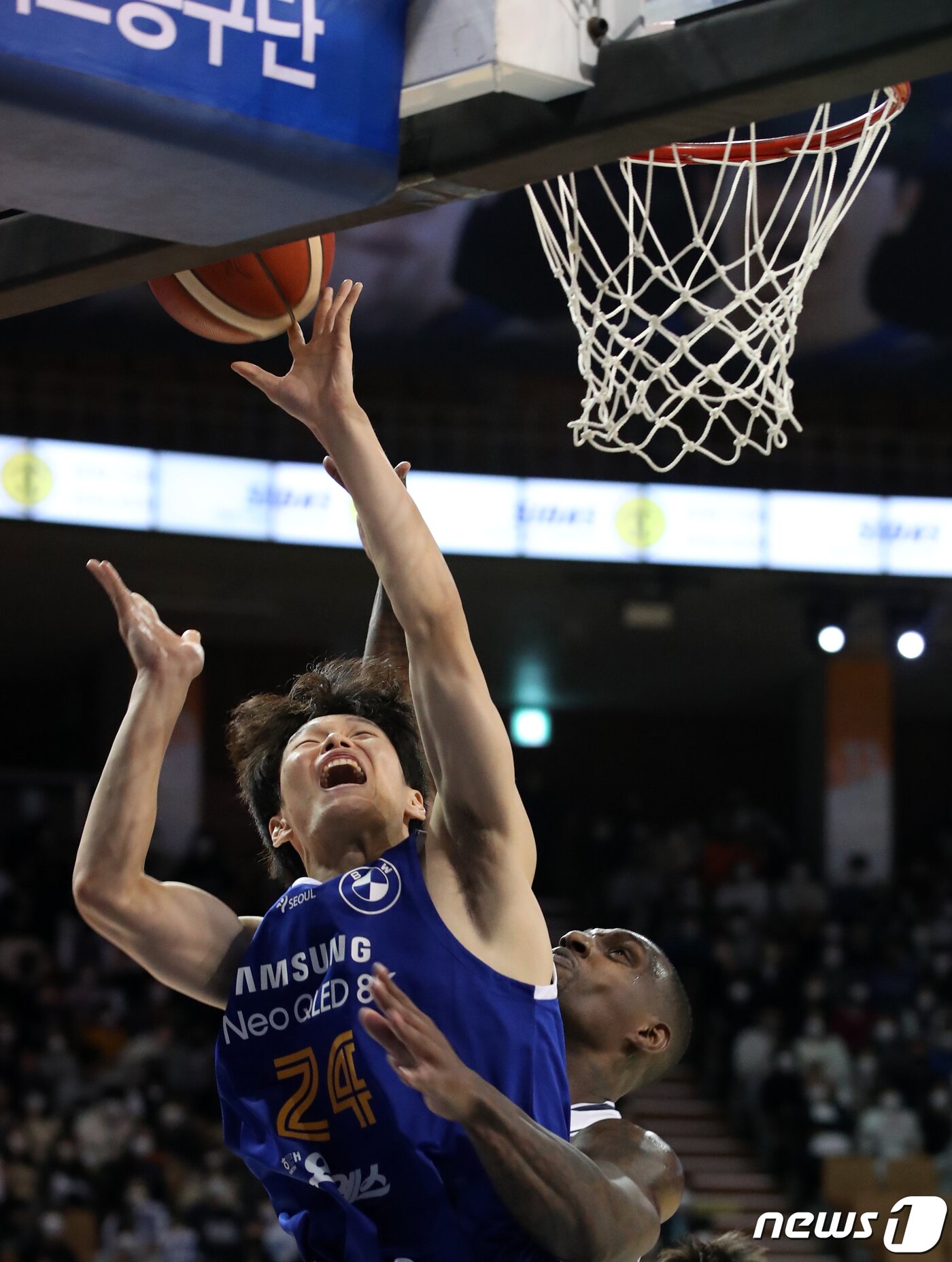 본문 이미지 - 6일 오후 서울 송파구 잠실실내체육관에서 열린 'SKT 에이닷 프로농구 2022-2023 KBL' 서울 삼성과 전주 KCC의 경기에서 삼성 신동혁이 골밑슛하고 있다. 2022.11.6/뉴스1 ⓒ News1 이승배 기자