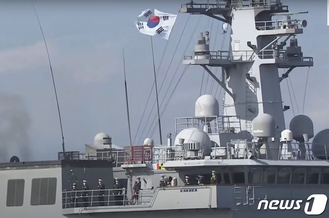 본문 이미지 - 일본 해상자위대가 창설 70주년을 기념해 6일 가나가와현 사가미만에서 개최한 국제관함식에서 한국 해군 최신예 군수지원함 '소양함'(1만1천t급)이 항해하고 있다. (일본 해상자위대 유튜브 캡처) ⓒ News1 