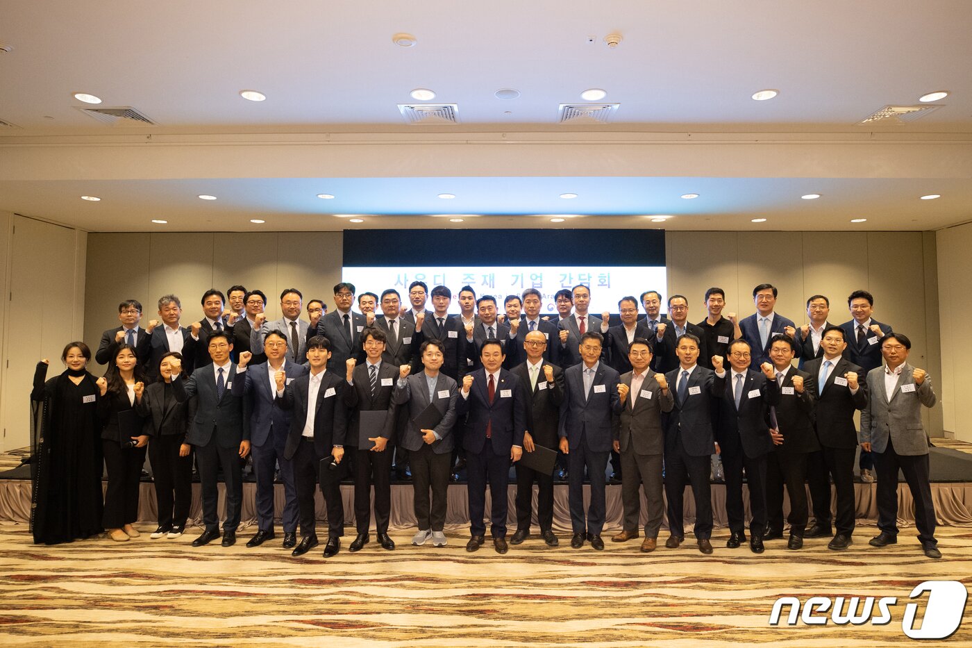 본문 이미지 - 원희룡 국토교통부 장관이 6일 사우디아라비아 리야드 크라운플라자 RDC 호텔에서 열린 사우디 주재 기업 간담회에서 참석자들과 기념촬영하고 있다. (국토교통부 제공) 2022.11.6/뉴스1