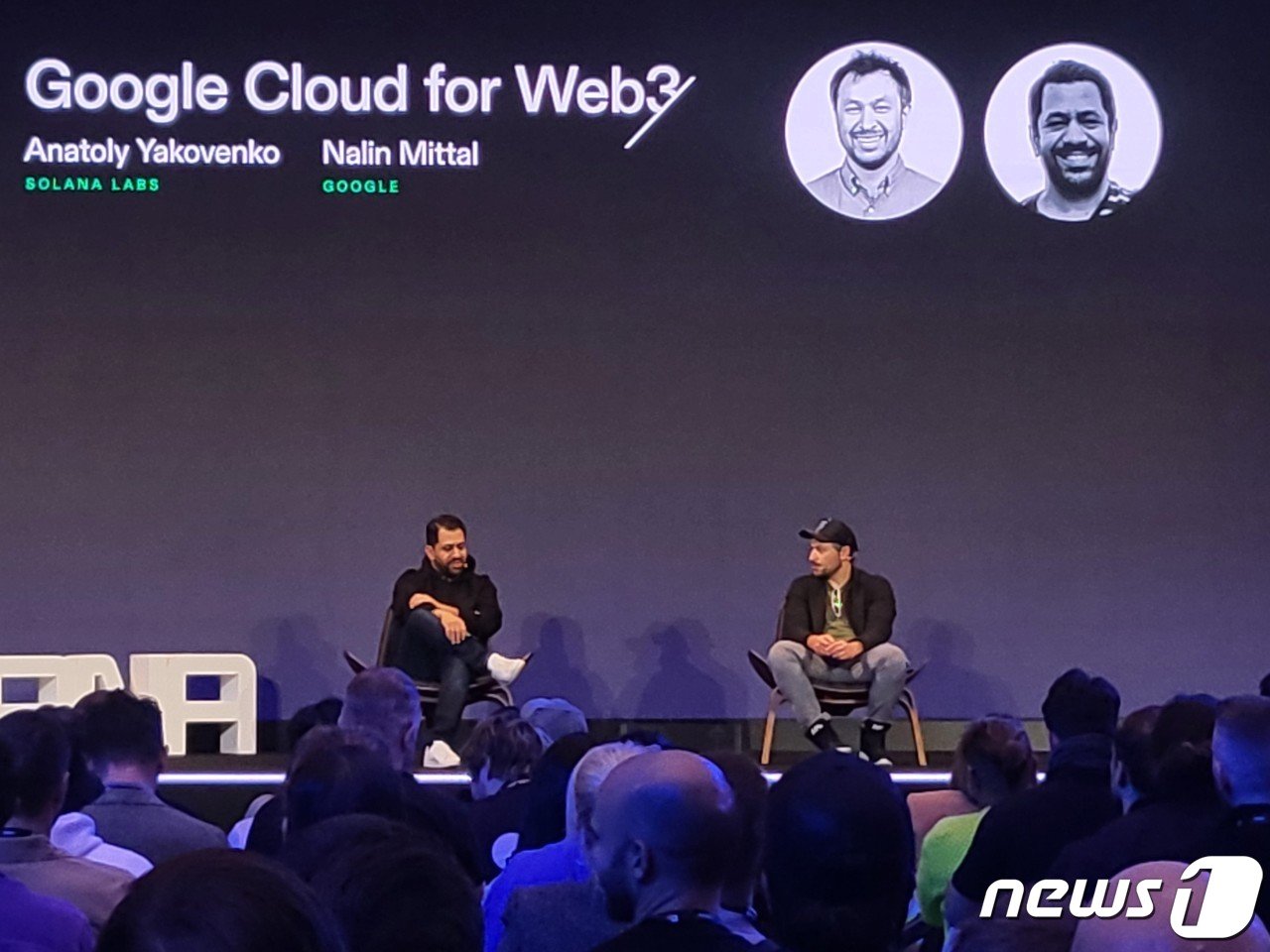 본문 이미지 - 날린 미탈&#40;Nalin Mittal&#41; 구글 클라우드 웹3팀 리드와 아나톨리 야코벤코&#40;Anatoly Yakovenko&#41; 솔라나랩스 CEO가 5일&#40;현지시간&#41; 솔라나 브레이크포인트 콘퍼런스에서 미탈 리드의 발표 내용에 대해 의견을 나누고 있다. 사진=박현영기자