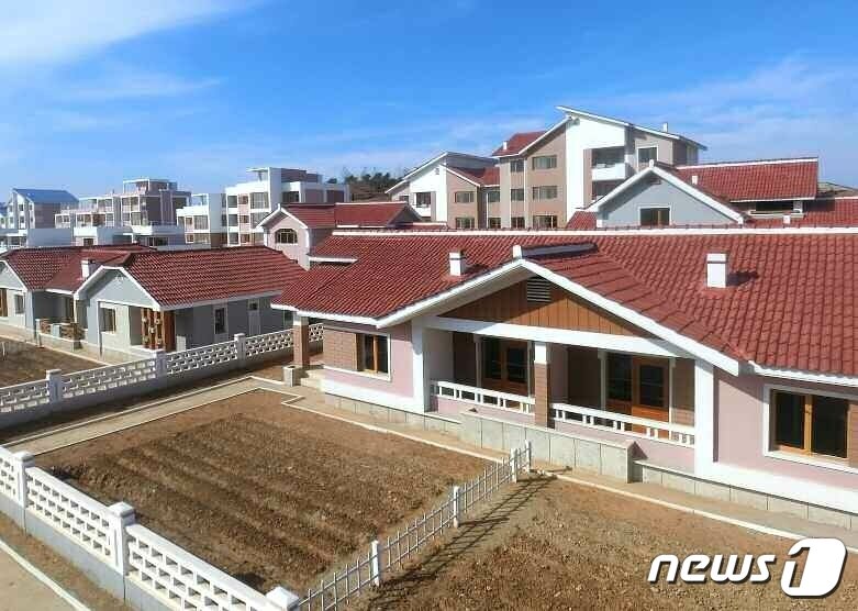 본문 이미지 - &#40;평양 노동신문=뉴스1&#41; = 남포시 온천군 금성리.[국내에서만 사용가능. 재배포 금지. DB 금지. For Use Only in the Republic of Korea. Redistribution Prohibited] rodongphoto@news1.kr