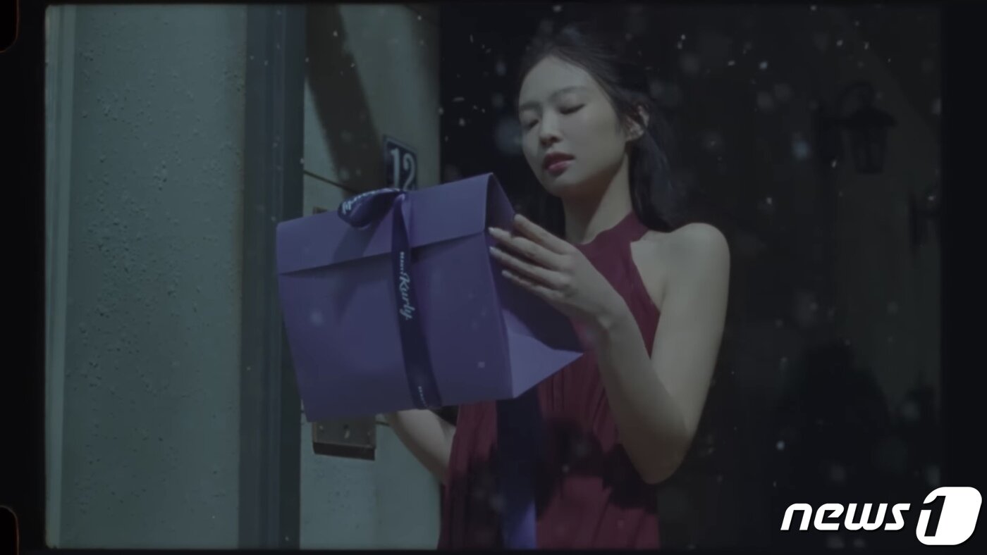 본문 이미지 - 블랙핑크 제니가 출연한 마켓컬리 CF 영상.(컬리 유튜브 채널 갈무리)