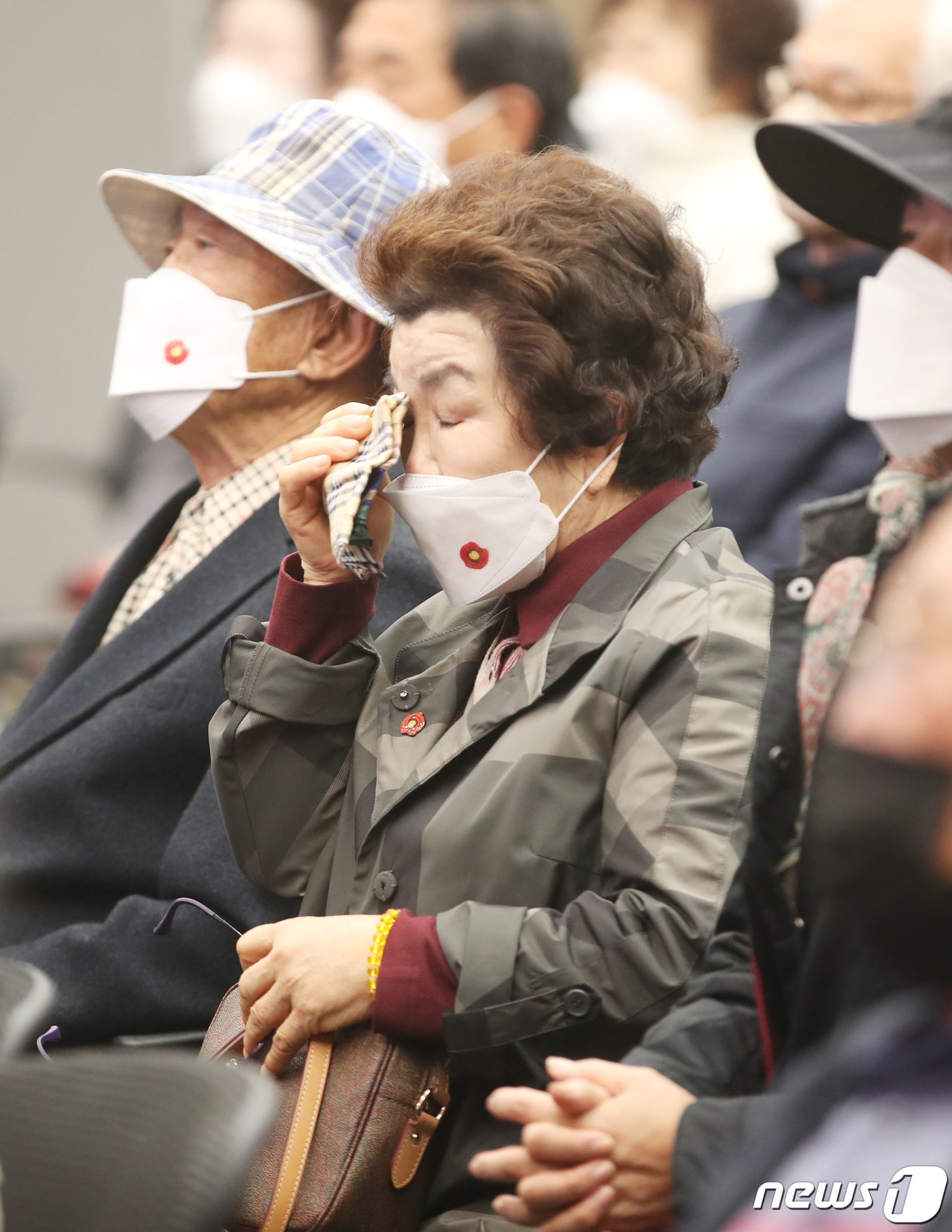 본문 이미지 - 제주 4·3사건 발생 74년 만에 희생자와 유족에 대한 첫 보상금 지급이 이뤄진 7일 오전 제주시 봉개동 제주4·3평화공원 평화교육센터에서 열린 '4·3희생자 첫 보상금 지급 기념식'에서 유족들이 눈물을 흘리고 있다. 2022.11.7/뉴스1 ⓒ News1 오현지 기자