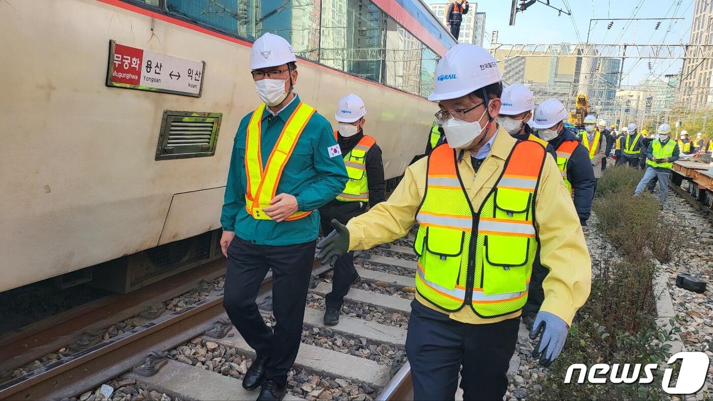 본문 이미지 - 어명소 국토교통부 2차관이 7일 서울 영등포역 무궁화호 탈선사고 현장을 찾아 복구상황을 점검하고 있다. (국토부 제공) 2022.11.7/뉴스1