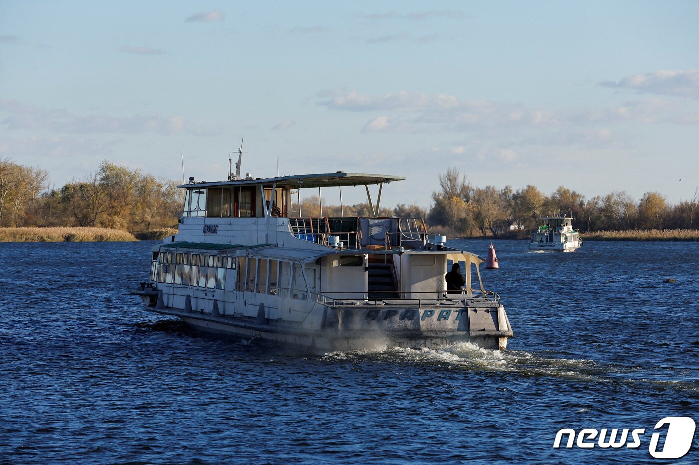 본문 이미지 - 지난 10월31일(현지시간) 러시아가 점령한 우크라이나 남부 도시 헤르손에서 민간인 피란민을 태운 선박이 항구에서 출발하고 있다. 2022.10.31/뉴스1 ⓒ 로이터=뉴스1 ⓒ News1 김민수 기자
