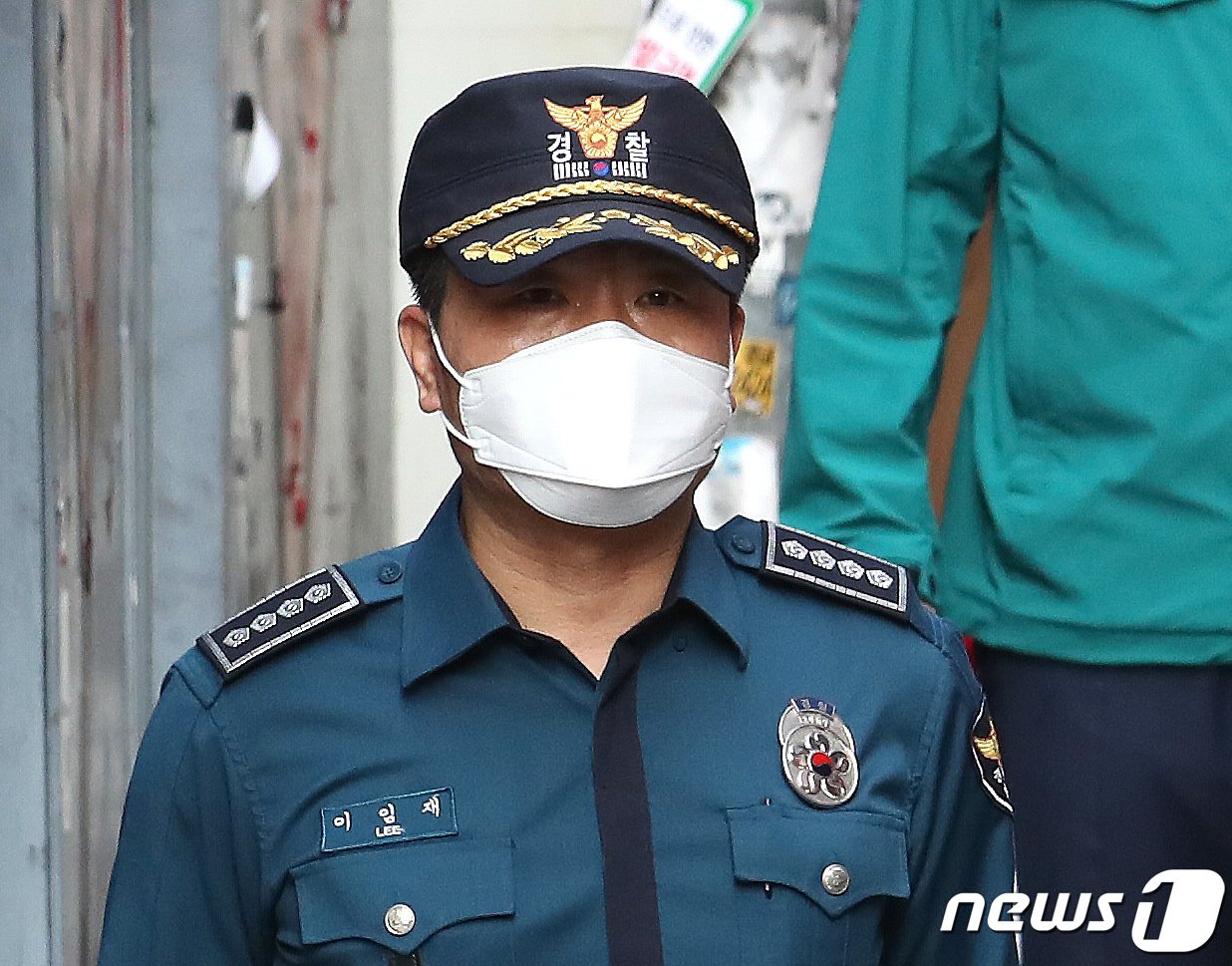 본문 이미지 - '이태원 참사' 당시 이임재 전 용산경찰서장(총경)의 행적이 허위로 보고됐다는 의혹을 경찰이 들여다보고 있다. 이 전 서장은 참사 당일인 지난달 29일 오후 10시쯤 현장 인근인 녹사평역에 도착했지만 1시간 동안 현장에는 다다르지 못한 것으로 드러났다. 현재 대기발령된 이 전 서장은 감찰팀의 수사의뢰로 향후 경찰에 소환돼 조사받을 예정이다. 사진은 지난달 30일 윤석열 대통령과 함께 이태원 참사 현장을 찾은 이임재 전 용산경찰서장 모습. 2022.11.7/뉴스1 ⓒ News1 임세영 기자