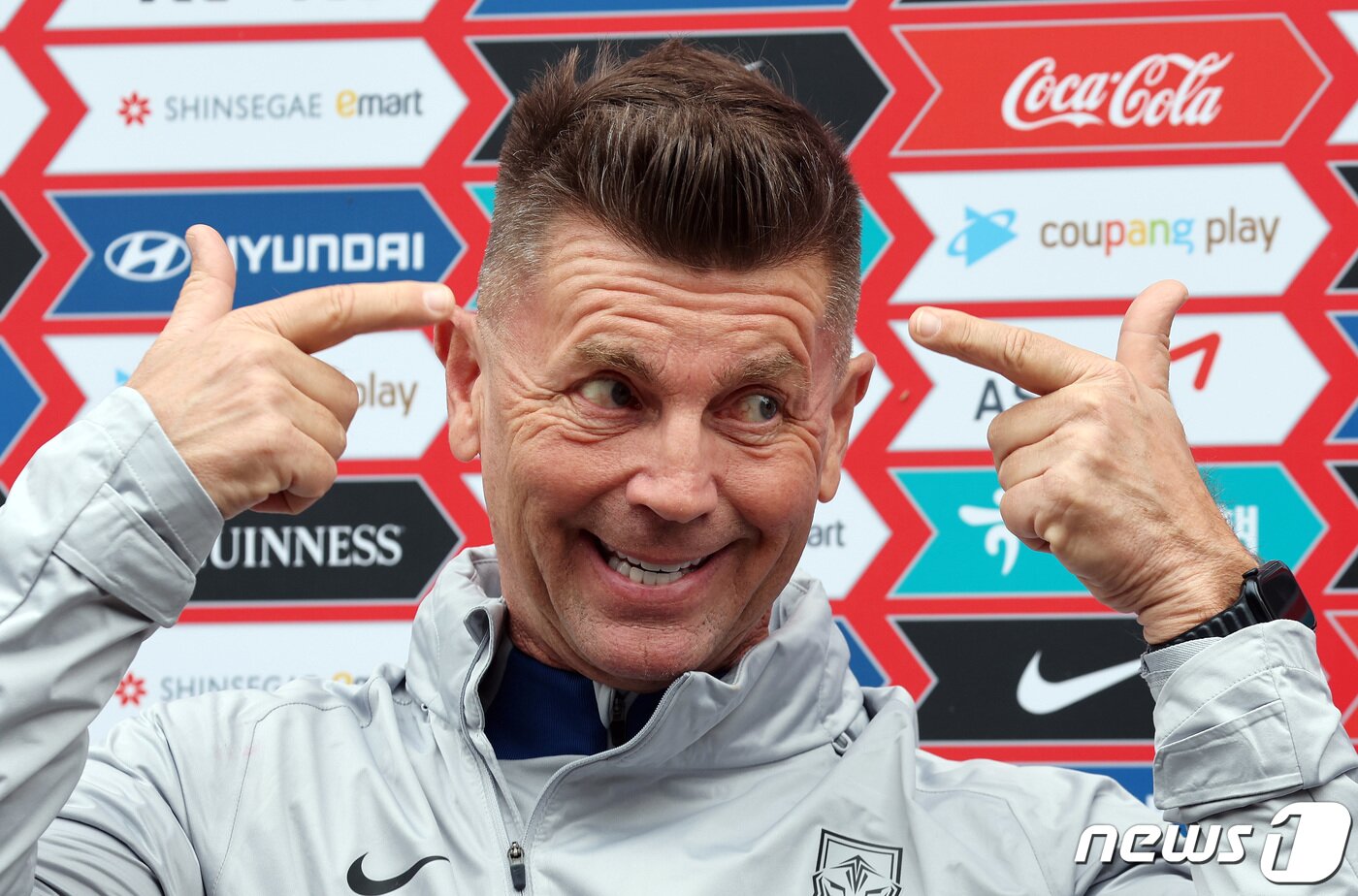본문 이미지 - 콜린 벨 여자 축구대표팀 감독이 7일 경기 파주 축구대표팀 트레이닝센터(NFC)에서 열린 훈련을 마친 뒤 취재진들을 만나 인터뷰를 하고 있다. 2022.11.7/뉴스1 ⓒ News1 이동해 기자