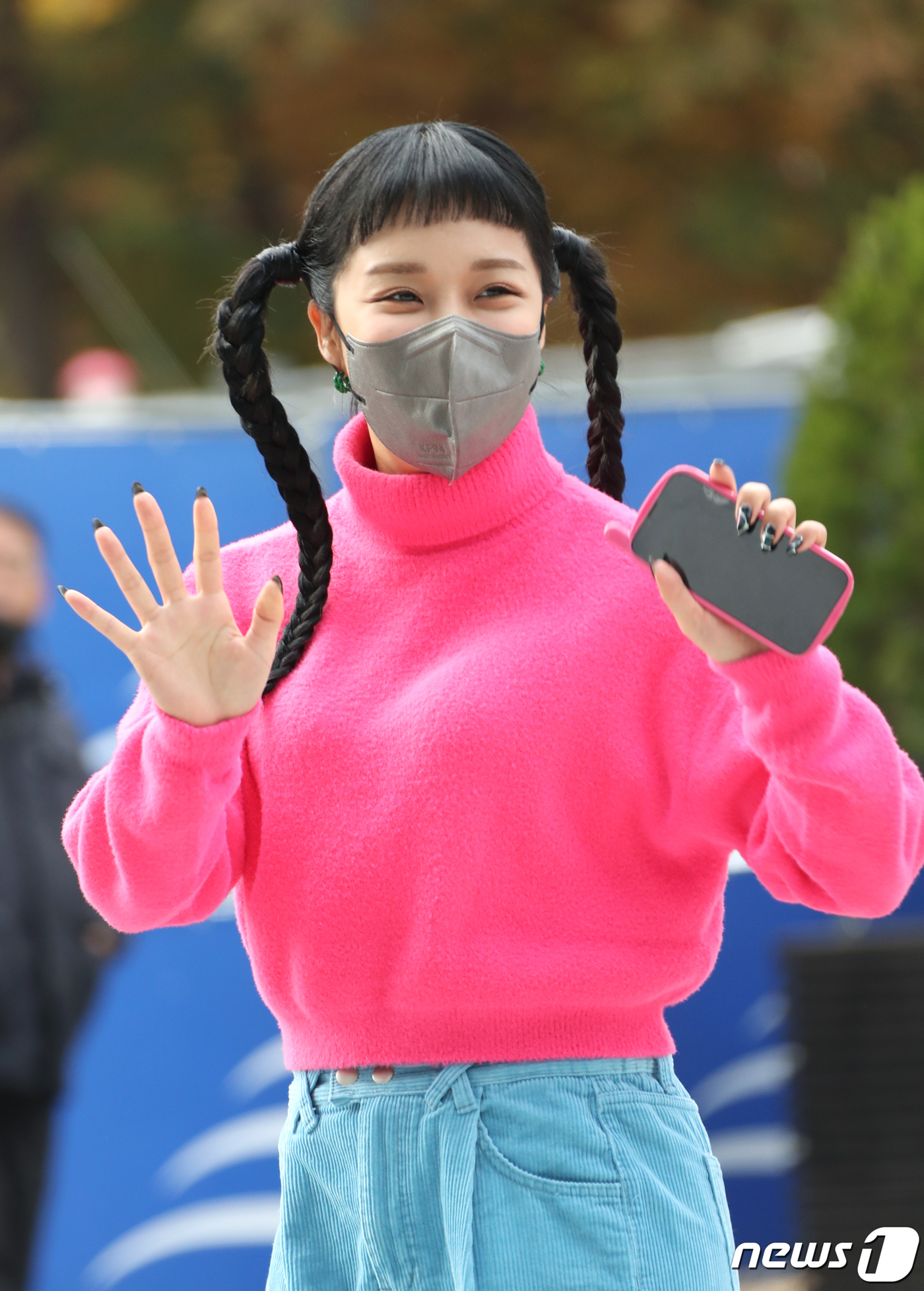 (서울=뉴스1) 권현진 기자 = 유튜버 랄랄이 라디오 '두시 탈출 컬투쇼' 녹음을 위해 7일 서울 양천구 SBS목동에 도착해 인사를 하고 있다. 2022.11.7/뉴스1