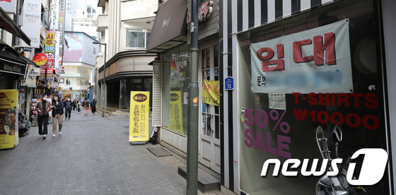 서울 명동거리에 임대문의 안내문이 붙어 있다. 2022.11.7/뉴스1 © News1 박지혜 기자