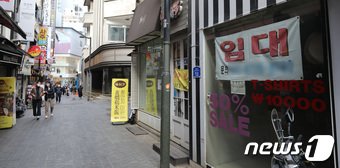 본문 이미지 - 서울 명동거리에 임대문의 안내문이 붙어 있다.  ⓒ News1 박지혜 기자