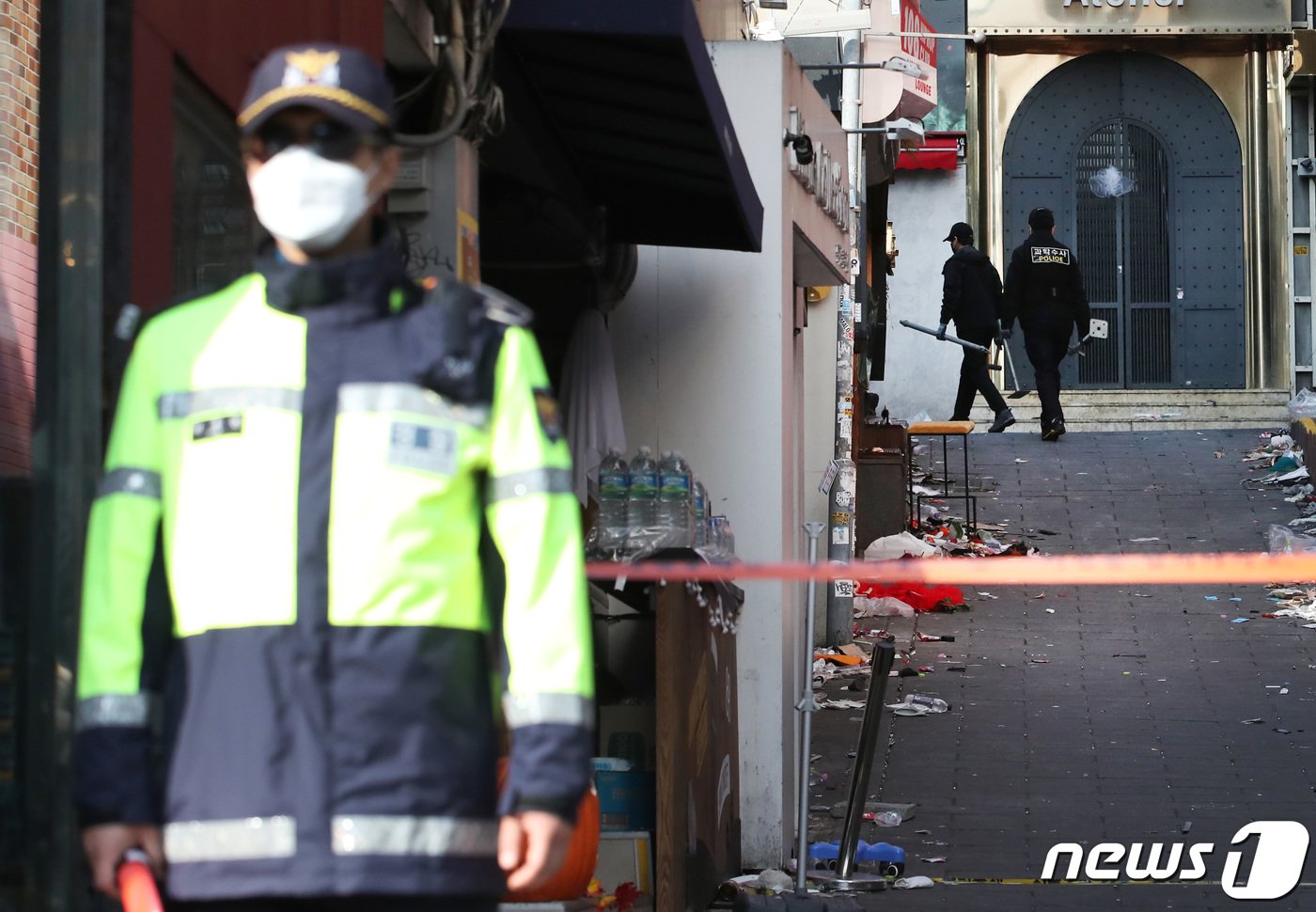 국립과학수사연구원과 경찰 등 수사관들이 7일 오후 서울 용산구 이태원 압사 참사 현장에서 합동감식을 하고 있다. 2022.11.7/뉴스1 ⓒ News1 김민지 기자