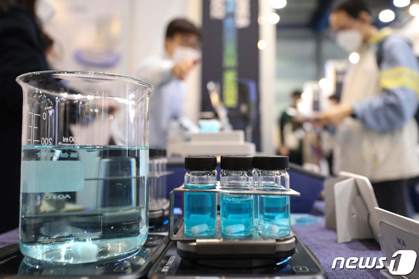 (서울=뉴스1) 이승배 기자 = 7일 오후 서울 강남구 코엑스에서 열린 '코리아 라이프사이언스 위크 2022'에서 부스 관계자가 자석교반기가 전시돼 있다.국내 생명과학 분야의 최신 …