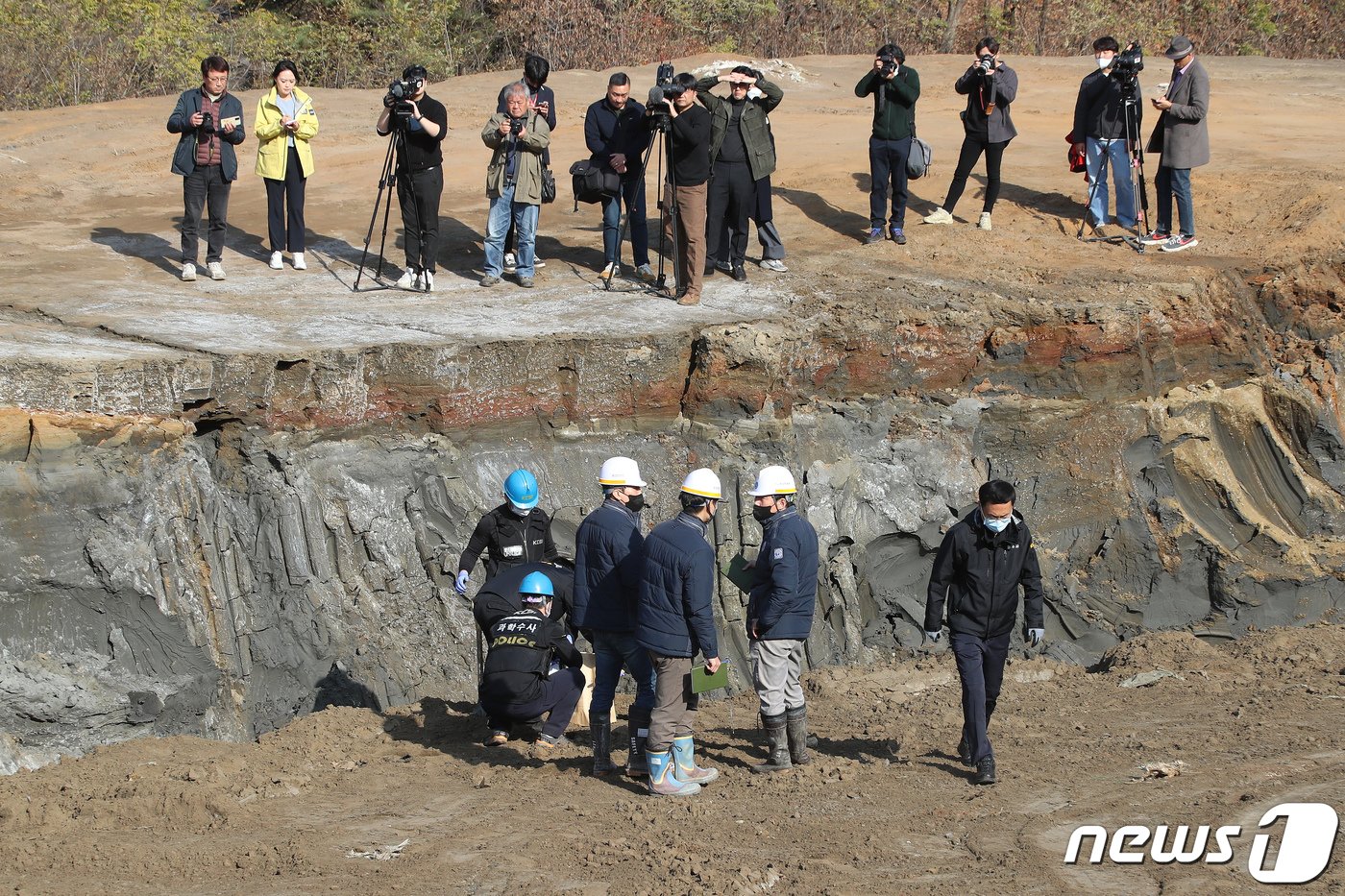 경북 봉화군 아연광산 매몰 사고 현장감식이 시작된 7일 오후 경찰과 산자부 광산안전관 등으로 구성된 합동감식반이 1수갱 아래 집적장에서 시료를 채취하고 있다. 2022.11.7/뉴스1 ⓒ News1 공정식 기자