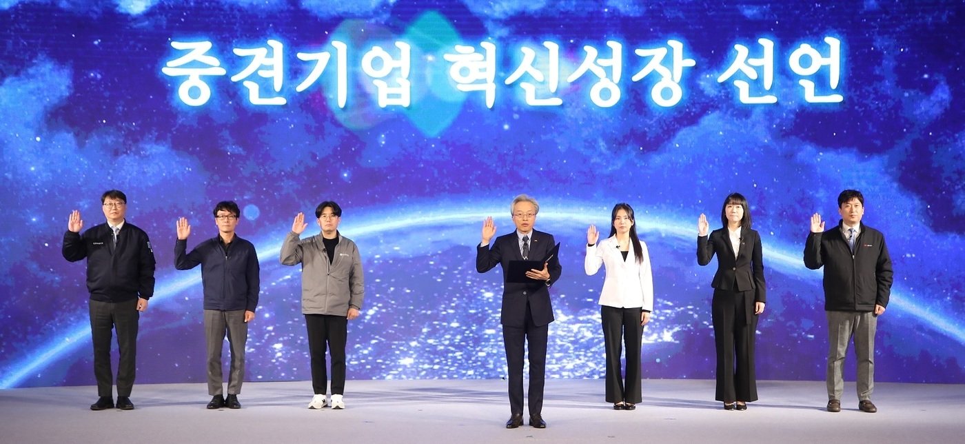 본문 이미지 - 왼쪽부터 임대규 코스맥스 상무, 김용규 미래나노텍 전무, 박영학 로지스올 실장, 최진식 한국중견기업연합회 회장, 조예은 고영테크놀러지 연구원, 이은별 메가존클라우드 매니저, 정희석 엠케이전자 팀장이 혁신 선언을 하고 있다.(한국중견기업연합회 제공) 