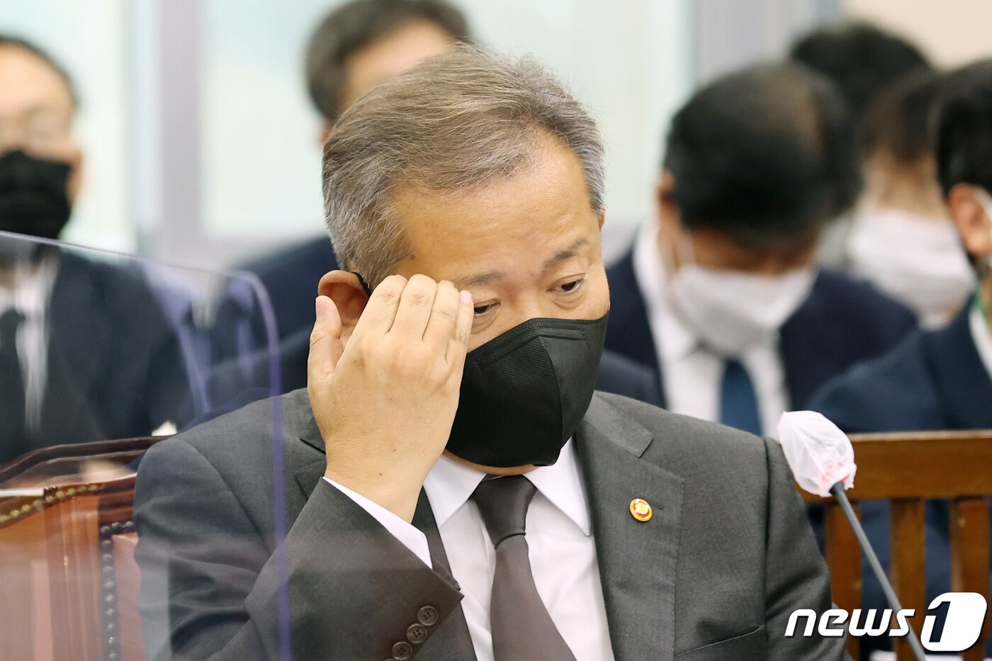 본문 이미지 - 이상민 행정안전부 장관이 7일 서울 여의도 국회에서 열린 행정안전위원회 제8차 전체회의에서 생각에 잠겨 있다. 이날 회의에는 이상민 행정안전부 장관, 윤희근 경찰청장, 오세훈 서울시장, 김광호 서울경찰청장, 박희영 용산구청장이 참석했다. 2022.11.7/뉴스1 ⓒ News1 조태형 기자