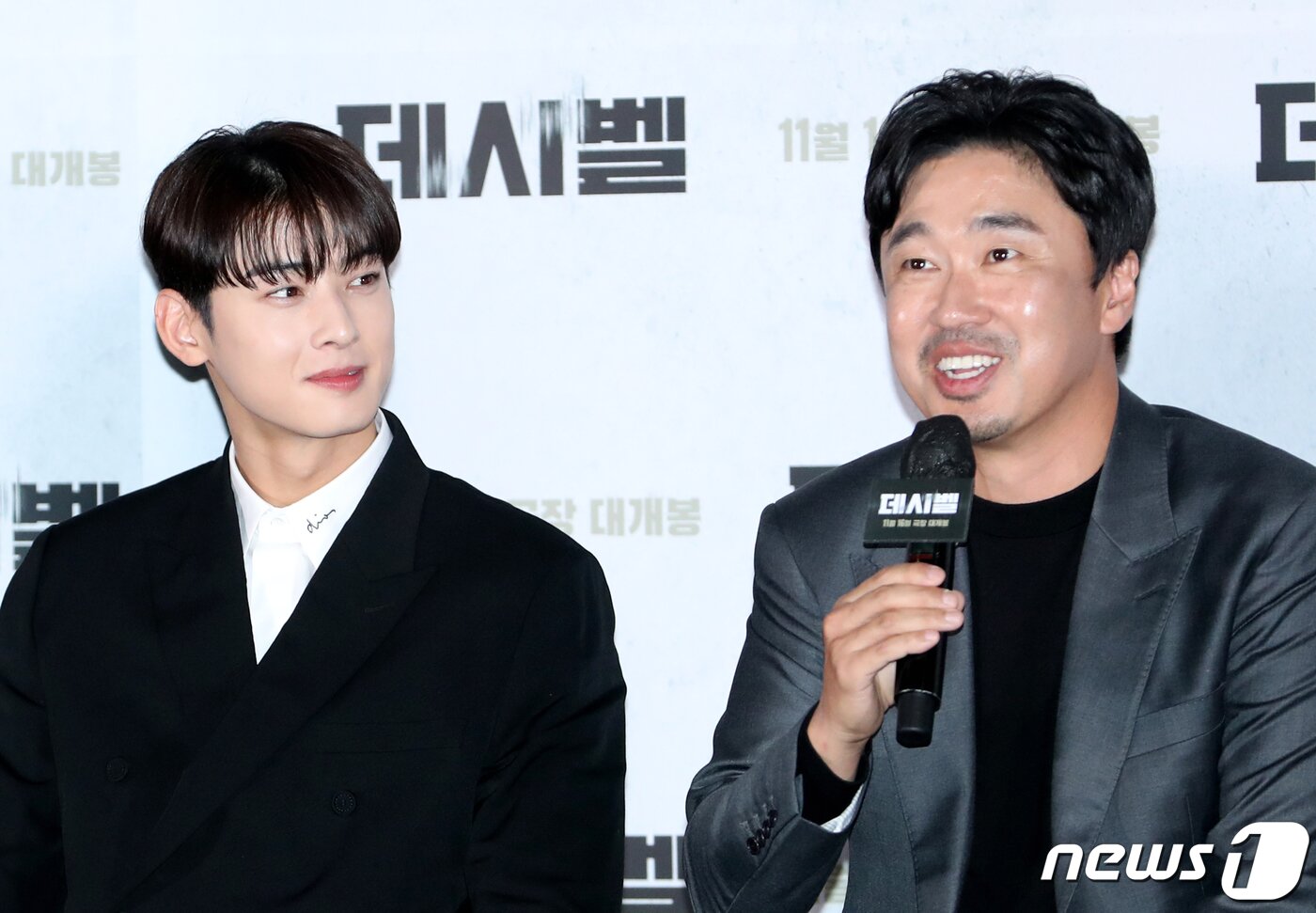 본문 이미지 - 배우 조달환(오른쪽)이 7일 서울 용산CGV에서 열린 영화 ‘데시벨’(감독 황인호) 언론시사회에서 차은우와의 투샷에 대해 이야기 하고 있다. ‘데시벨’은 소음이 커지는 순간 폭발하는 특수 폭탄으로 도심을 점거하려는 폭탄 설계자(이종석 분)와 그의 타깃이 된 전직 해군 부함장(김래원 분)이 벌이는 사운드 테러 액션 영화이다. 2022.11.7/뉴스1 ⓒ News1 권현진 기자