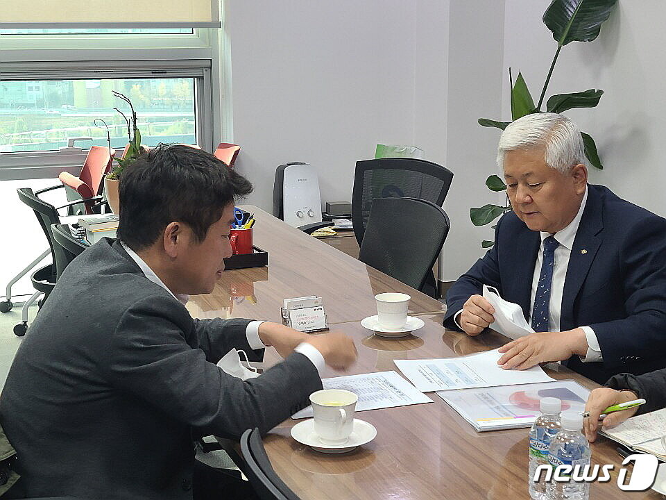 본문 이미지 - 7일 황인홍 무주군수가 국회를 방문해 국제 태권도 사관학교 설립을 위한 국가예산 확보를 위해 유의동 국민의힘 의원과 이야기 나누고 있다.(무주군 제공)2022.11.7.
