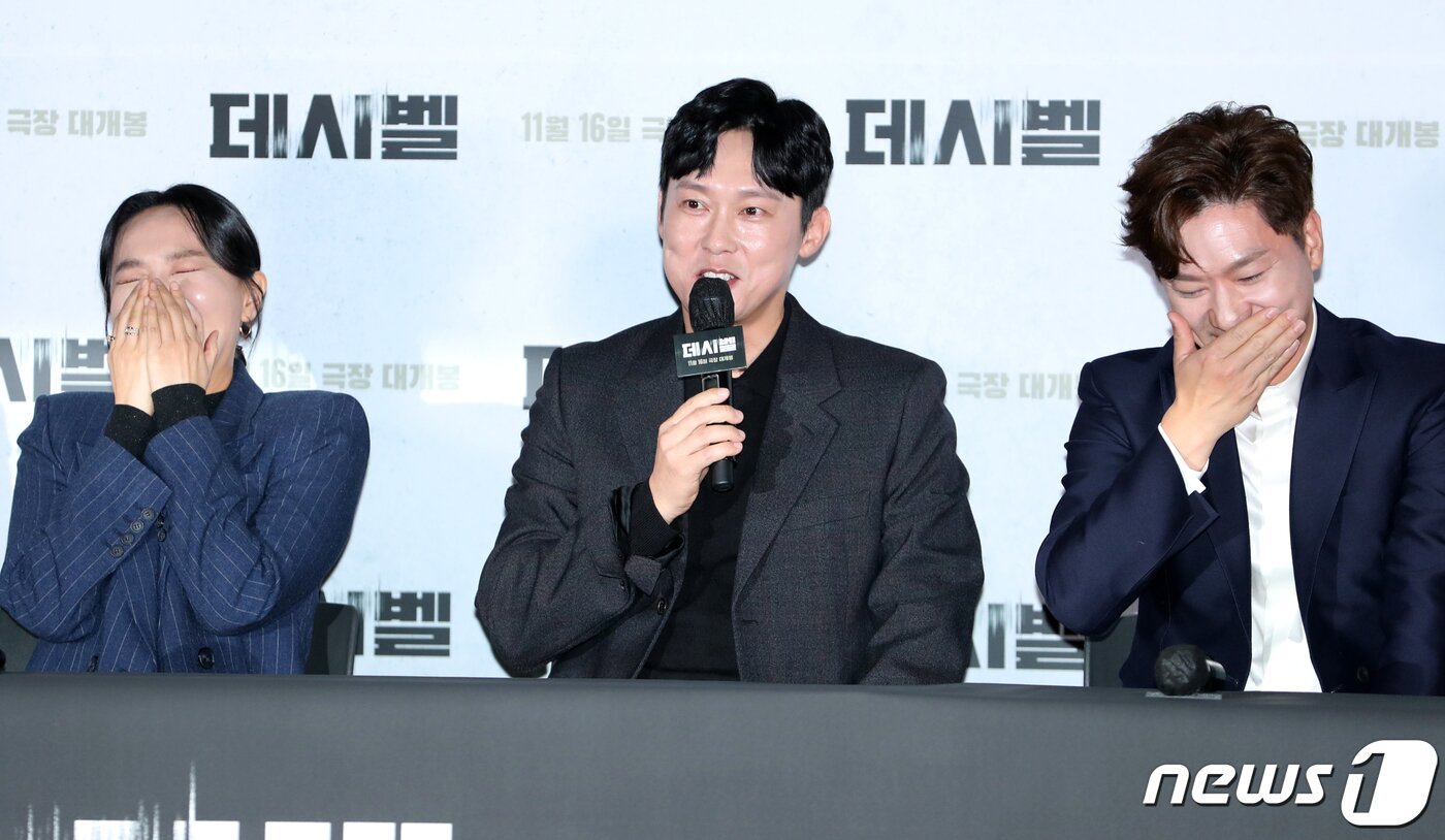 본문 이미지 - 배우 박병은(가운데)이 7일 서울 용산CGV에서 열린 영화 ‘데시벨’(감독 황인호) 언론시사회에서 인사말을 하고 있다. ‘데시벨’은 소음이 커지는 순간 폭발하는 특수 폭탄으로 도심을 점거하려는 폭탄 설계자(이종석 분)와 그의 타깃이 된 전직 해군 부함장(김래원 분)이 벌이는 사운드 테러 액션 영화이다. 2022.11.7/뉴스1 ⓒ News1 권현진 기자