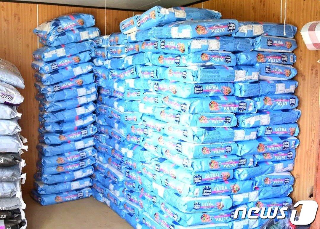 본문 이미지 - 이효리가 5일 제주도 내 사설 동물보호소에 옮겨둔 사료들.(내추럴발란스 제공)