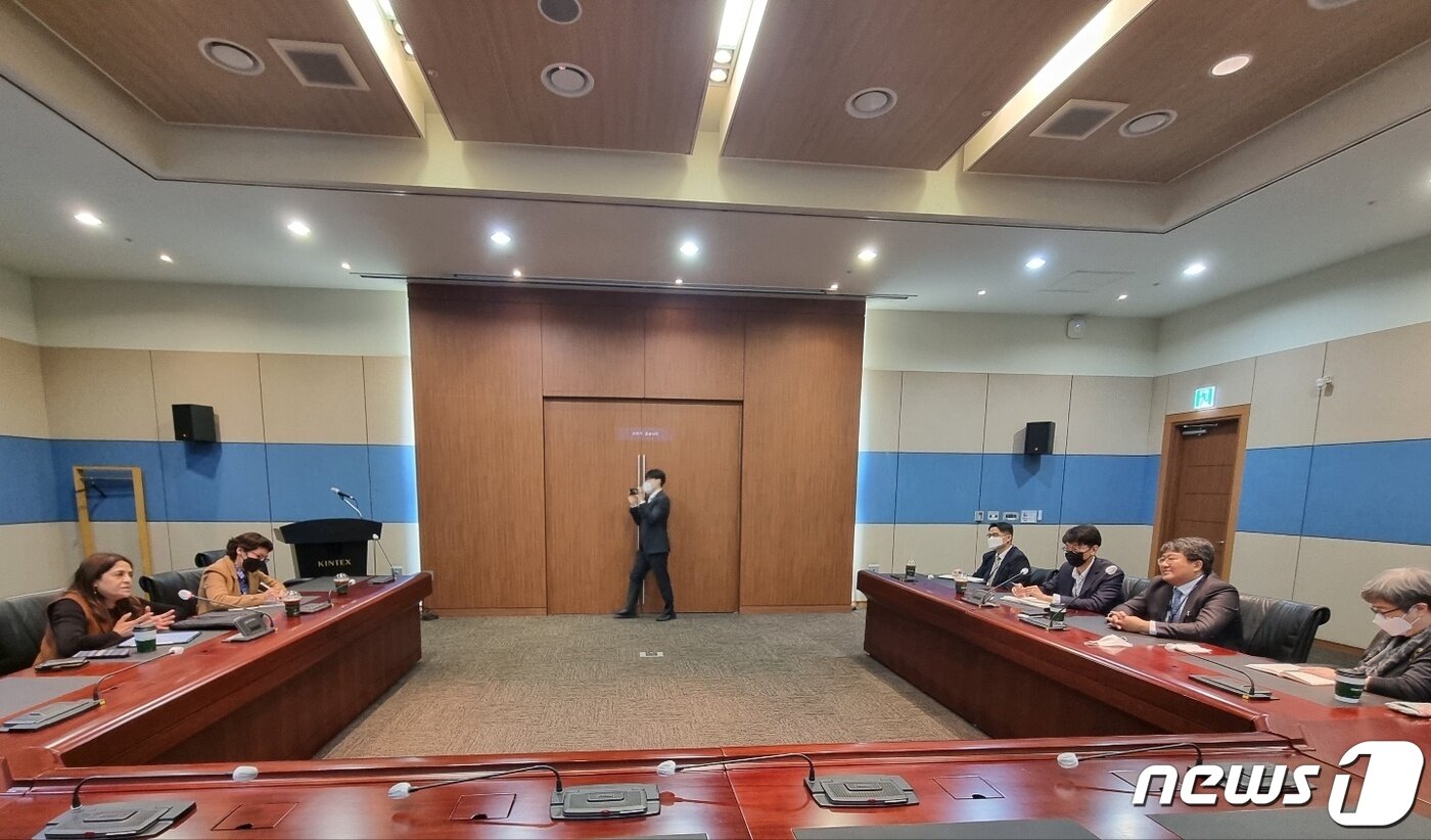 본문 이미지 - 일산 킨텍스에서 개최된 '2022 스마트국토엑스포'에서 국토교통부와 해외 다자개발은행(MDB) 관계자들이 면담을 진행하고 있다. (국토교통부 제공)