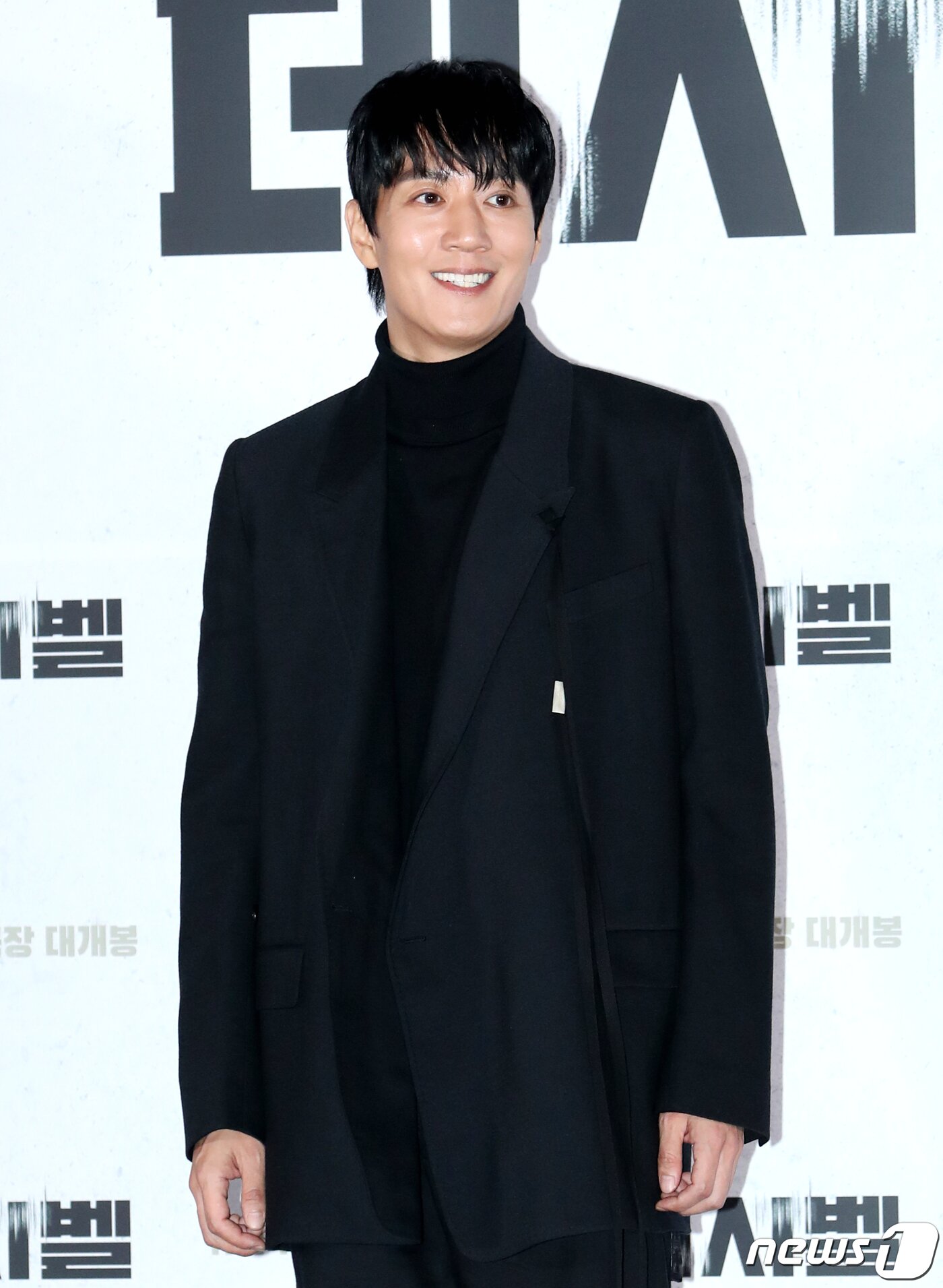 본문 이미지 - 배우 김래원이 7일 서울 용산CGV에서 열린 영화 ‘데시벨’(감독 황인호) 언론시사회에서 포즈를 취하고 있다. ‘데시벨’은 소음이 커지는 순간 폭발하는 특수 폭탄으로 도심을 점거하려는 폭탄 설계자(이종석 분)와 그의 타깃이 된 전직 해군 부함장(김래원 분)이 벌이는 사운드 테러 액션 영화이다. 2022.11.7/뉴스1 ⓒ News1 권현진 기자