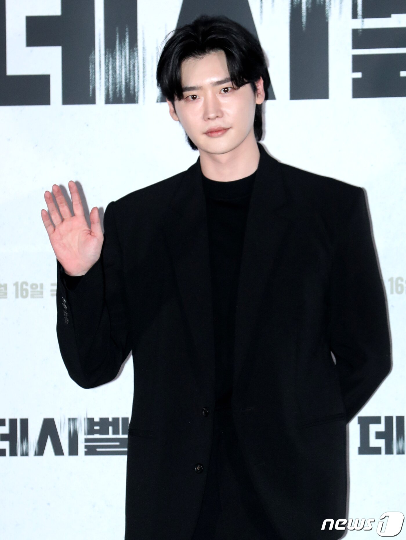 본문 이미지 - 배우 이종석이 7일 서울 용산CGV에서 열린 영화 ‘데시벨’(감독 황인호) 언론시사회에서 포즈를 취하고 있다. ‘데시벨’은 소음이 커지는 순간 폭발하는 특수 폭탄으로 도심을 점거하려는 폭탄 설계자(이종석 분)와 그의 타깃이 된 전직 해군 부함장(김래원 분)이 벌이는 사운드 테러 액션 영화이다. 2022.11.7/뉴스1 ⓒ News1 권현진 기자