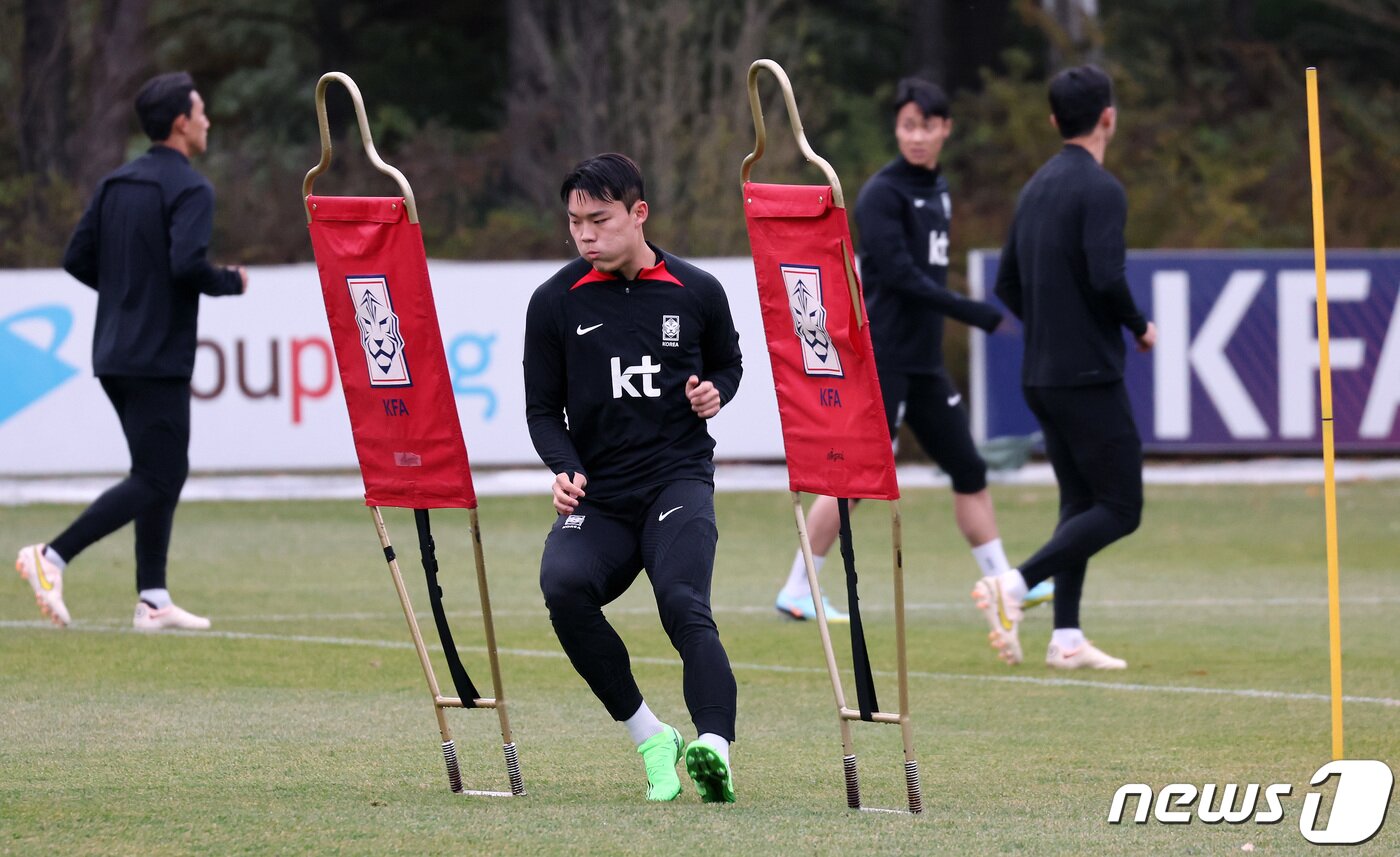 본문 이미지 - 남자 축구대표팀 오현규가 7일 경기 파주 축구대표팀 트레이닝센터(NFC)에서 열린 훈련에서 주력 훈련을 하고 있다. 2022.11.7/뉴스1 ⓒ News1 이동해 기자