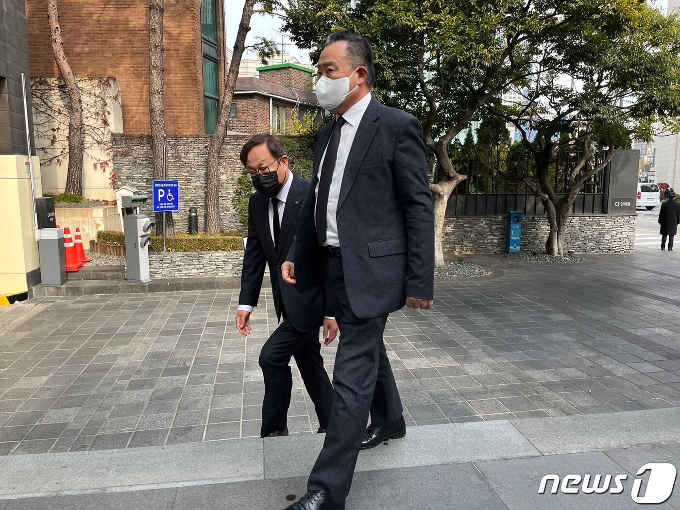 본문 이미지 - 이해선 코웨이 대표이사 부회장이 조문을 위해 빈소로 향하고 있다. ⓒ News1 신민경 기자