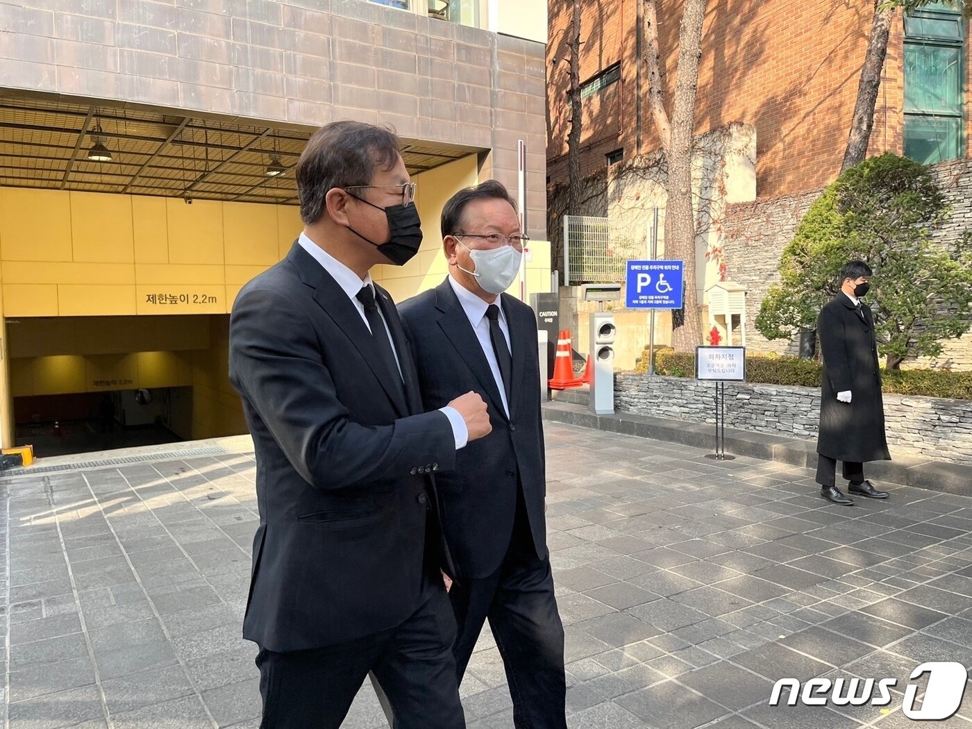 본문 이미지 - 김부겸 전 국무총리가 조문을 마치고 나오고 있다. ⓒ News1 신민경 기자