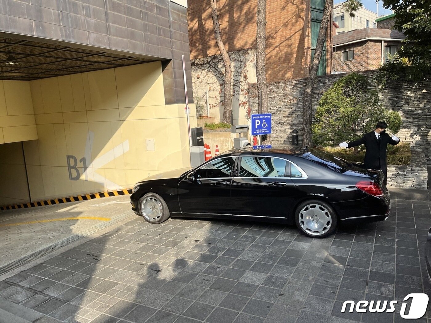 본문 이미지 - 이명희 신세계 회장·정용진 부회장·정유경 백화점부문 총괄사장이 조문을 위해 빈소로 들어가고 있다. ⓒ News1 신민경 기자